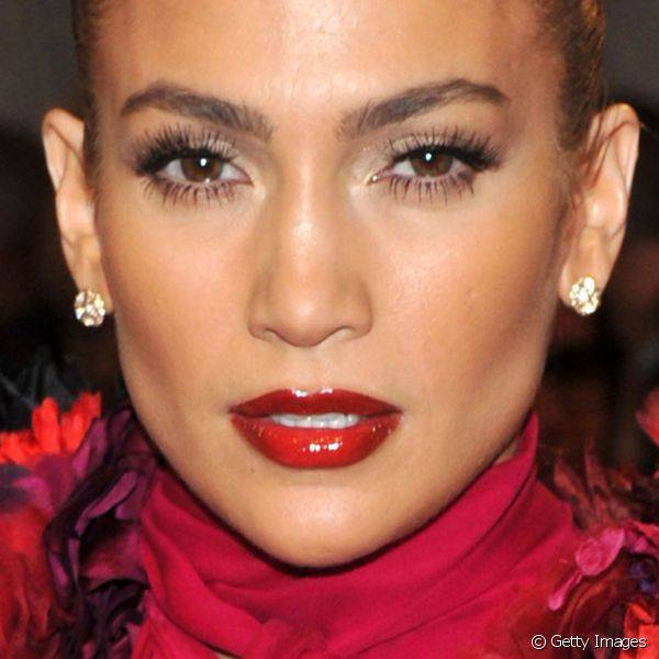 Jennifer Lopez abusou da sensualidade que o gloss vermelho traz para o look no evento 